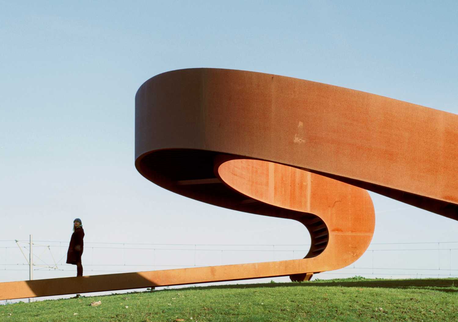 The elastic perspective: a path which becomes a sculpture, between continuity and infinity