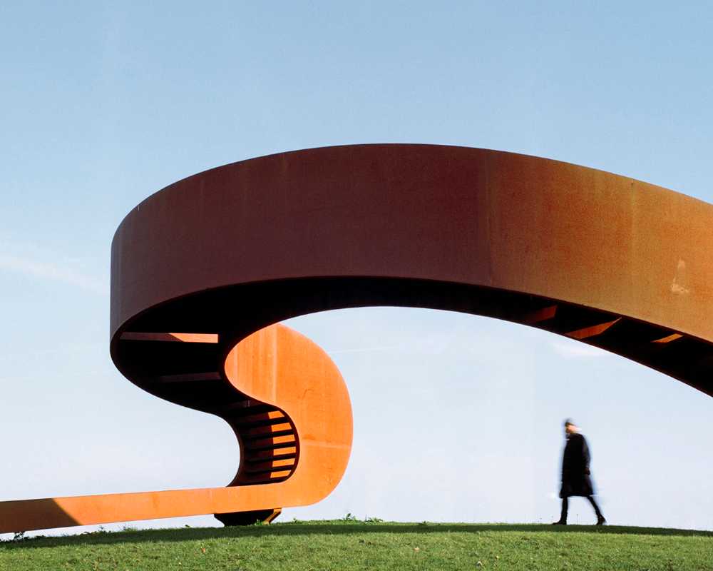 The elastic perspective: a path which becomes a sculpture, between continuity and infinity