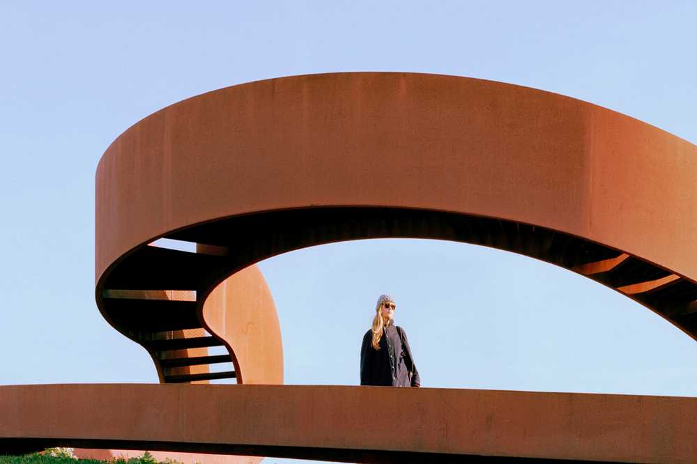 The elastic perspective: a path which becomes a sculpture, between continuity and infinity