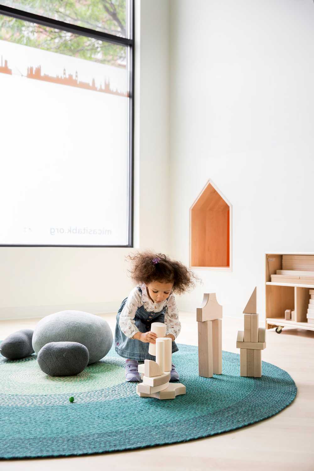 Mi Casita, la scuola dagli interni turchesi di New York