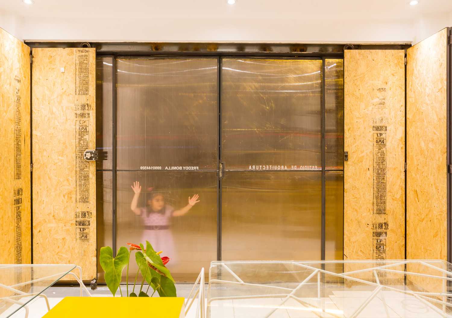 Matericità, illuminazione e arredo protagonisti del restyling per il nuovo studio di FB+