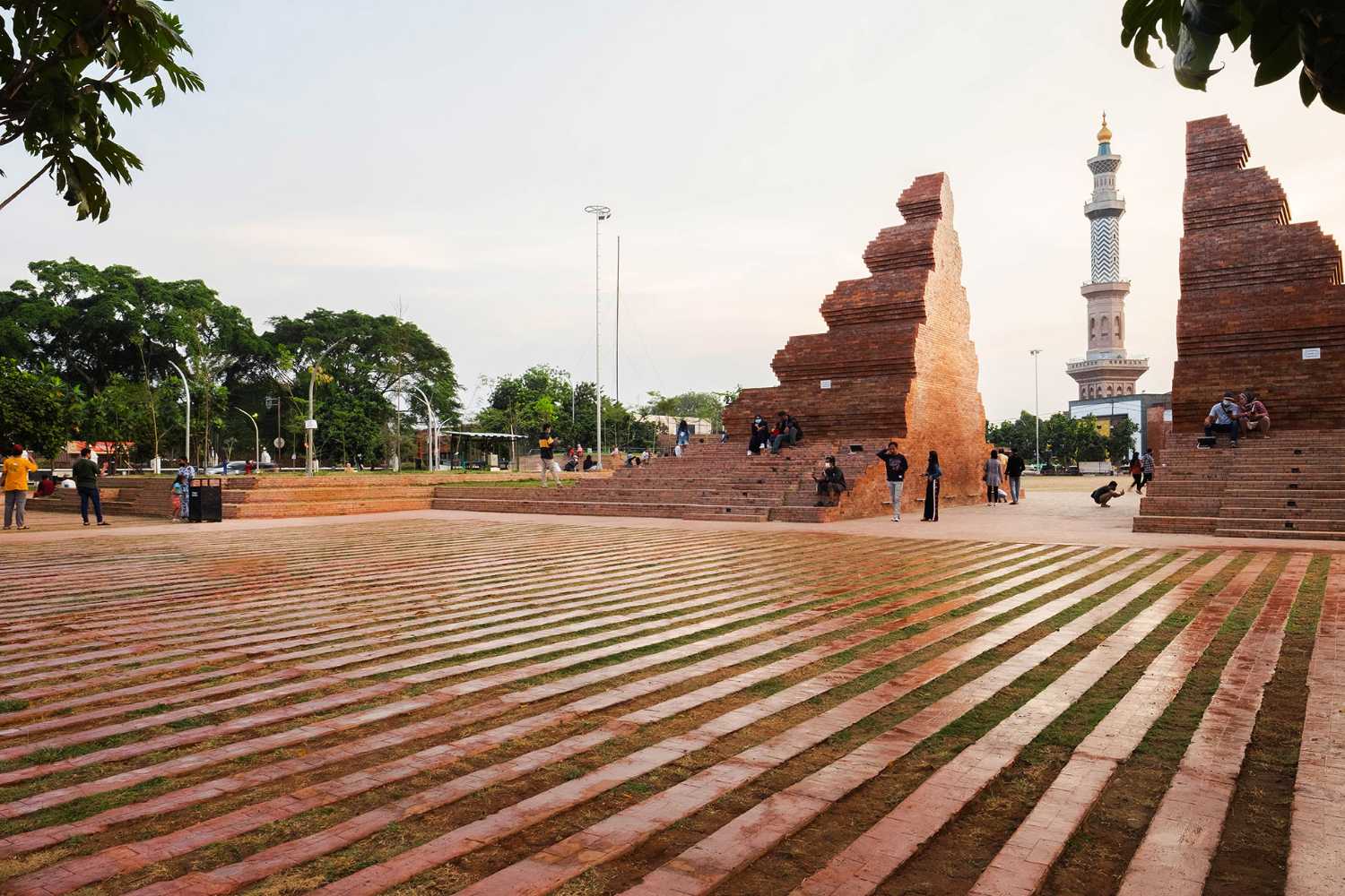 Plaza Alun-alunKejaksan: un lugar de encuentro para las necesidades mundanas y espirituales