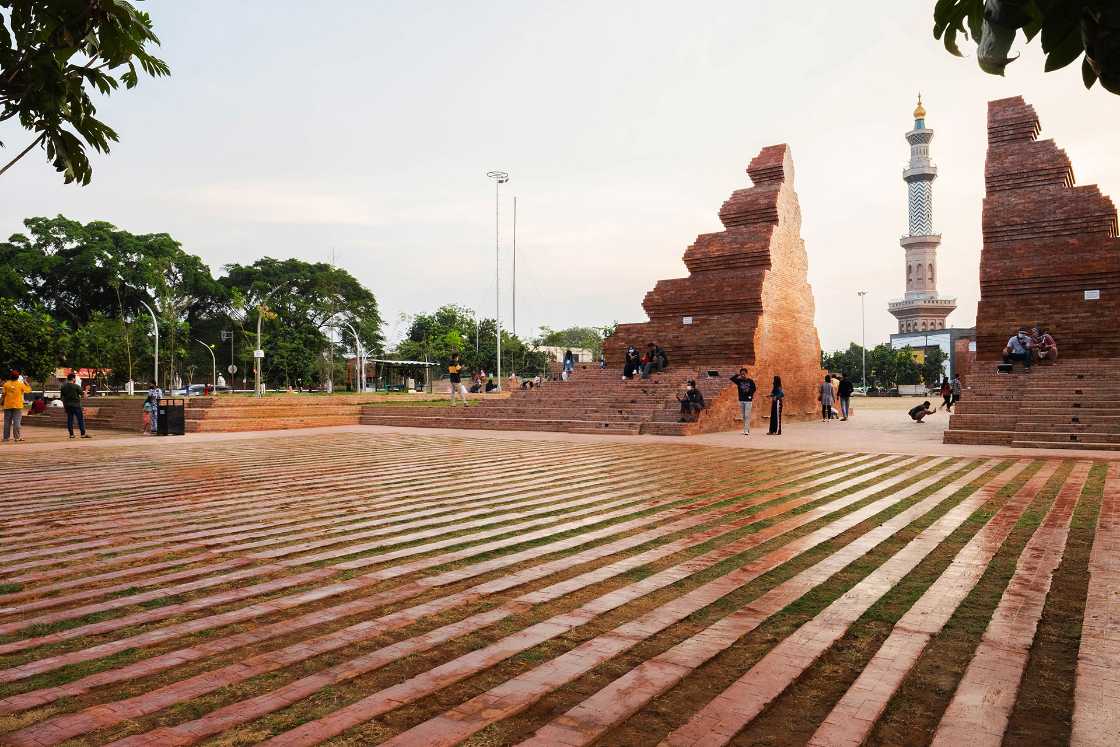 Alun-alun Kejaksan Square: a gathering place between worldly and spiritual needs