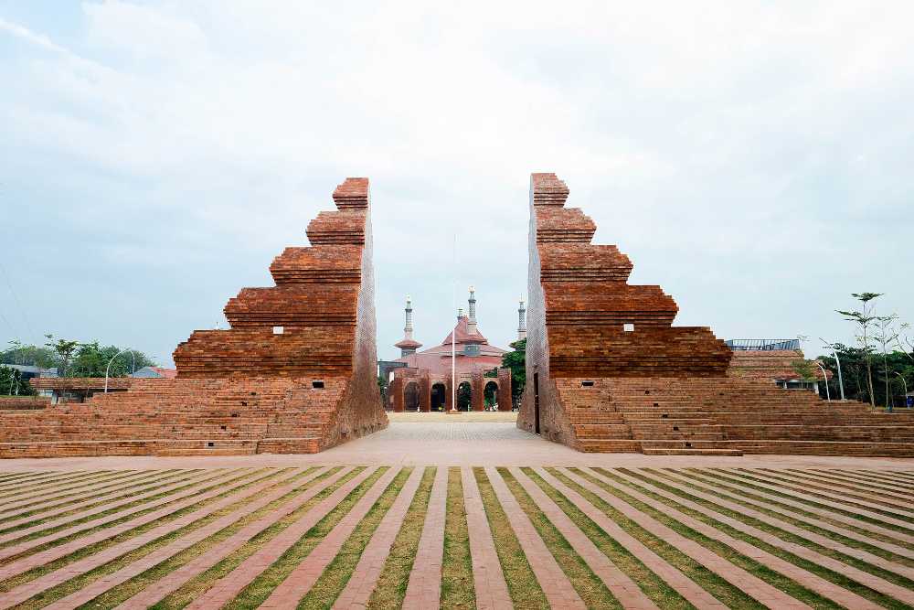 Alun-alun Kejaksan Square: a gathering place between worldly and spiritual needs