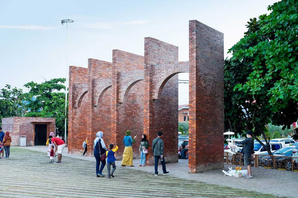 Alun-alun Kejaksan Square: a gathering place between worldly and spiritual needs