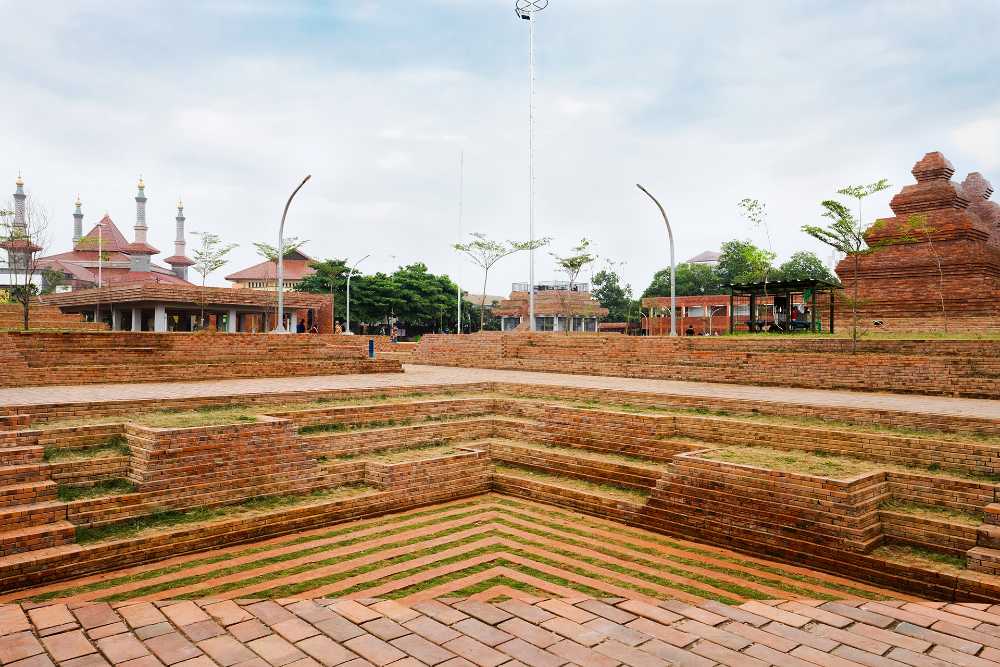 Alun-alun Kejaksan Square: a gathering place between worldly and spiritual needs
