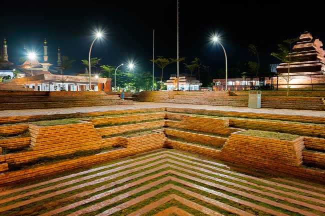 Piazza Alun-alun Kejaksan: un luogo di ritrovo tra bisogni mondani e spirituali