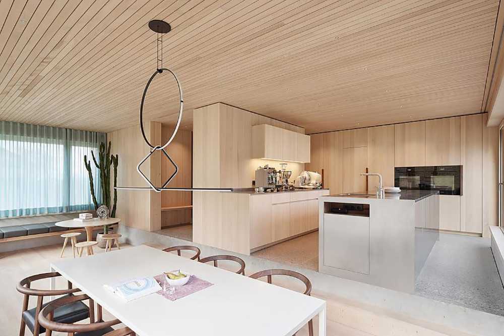 Una casa-torre in legno come risposta contemporanea e sostenibile alle fattorie tradizionali