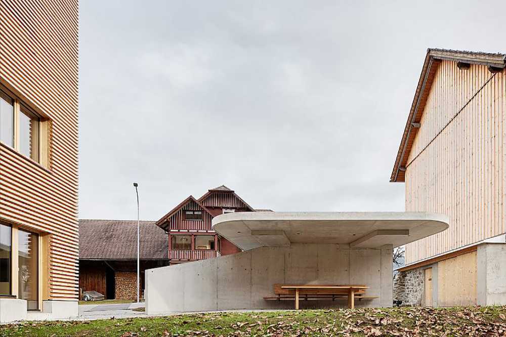 Una casa-torre in legno come risposta contemporanea e sostenibile alle fattorie tradizionali