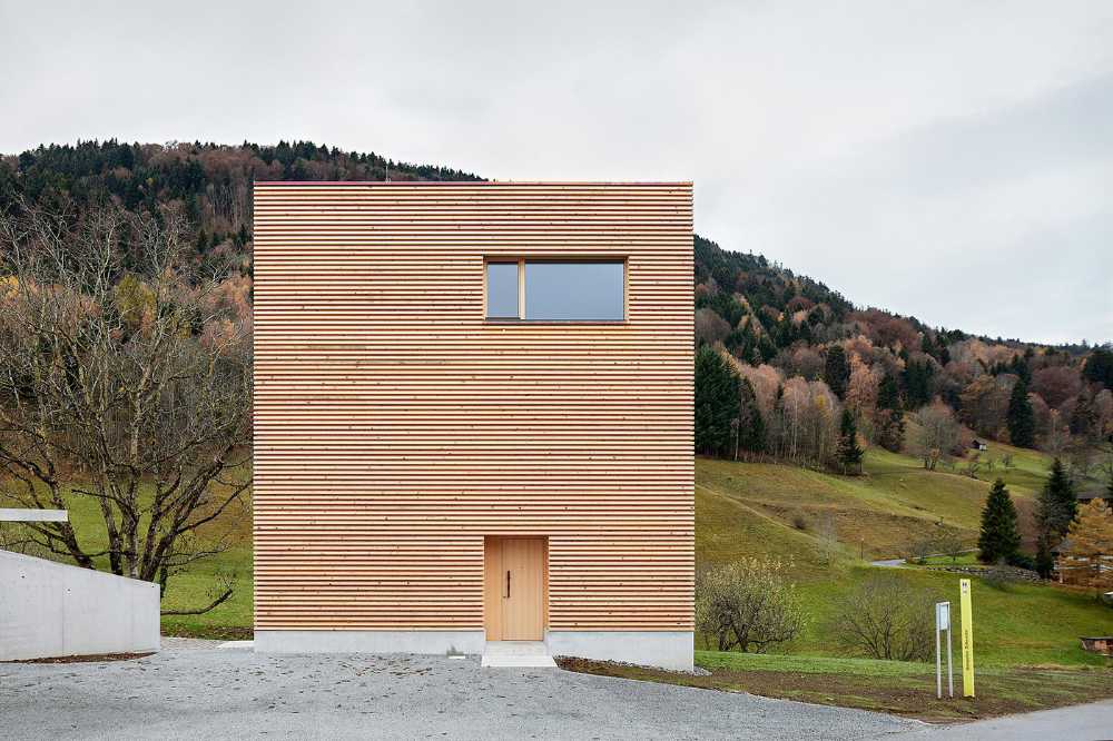 Una casa-torre in legno come risposta contemporanea e sostenibile alle fattorie tradizionali