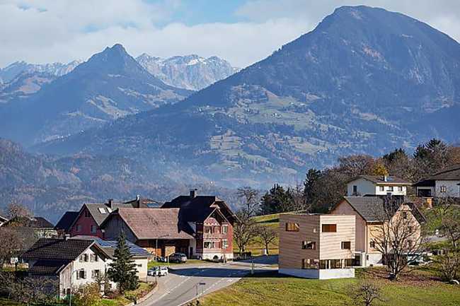 Una casa-torre de madera como alternativa contemporánea y sostenible a las casas de campo tradicionales