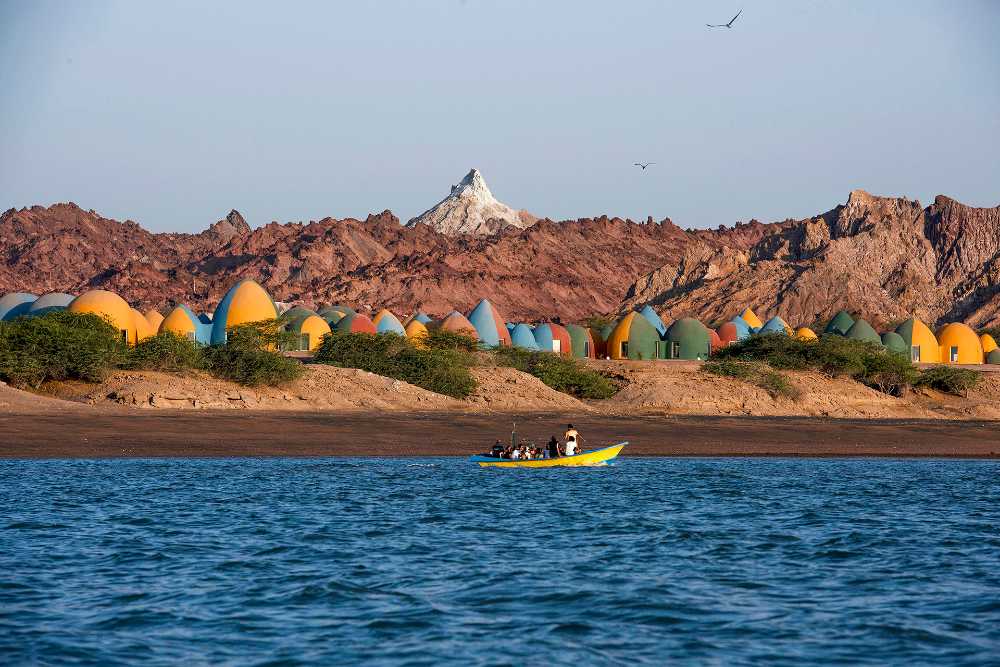 La Présence à Hormuz, l'île qui se gonfle de dômes aux couleurs de l'arc-en-ciel