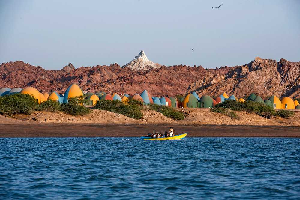 Presence in Hormuz, l'isola che si gonfia di cupole tinte con i colori dell'arcobaleno