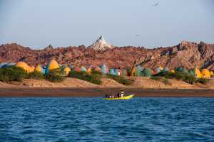 La Présence à Hormuz, l'île qui se gonfle de dômes aux couleurs de l'arc-en-ciel