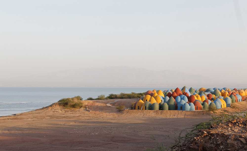 La Présence à Hormuz, l'île qui se gonfle de dômes aux couleurs de l'arc-en-ciel