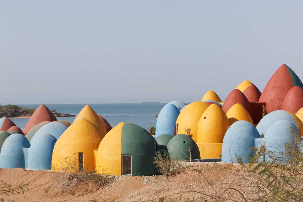 La Présence à Hormuz, l'île qui se gonfle de dômes aux couleurs de l'arc-en-ciel
