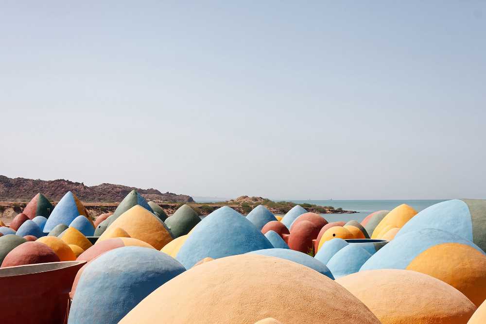 La Présence à Hormuz, l'île qui se gonfle de dômes aux couleurs de l'arc-en-ciel