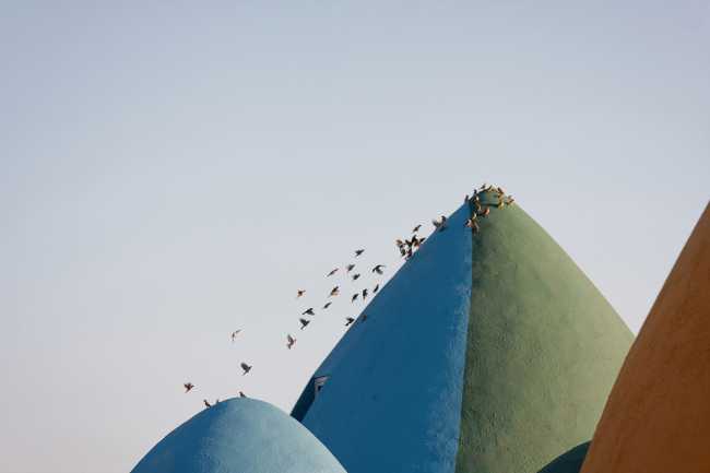 La Présence à Hormuz, l'île qui se gonfle de dômes aux couleurs de l'arc-en-ciel