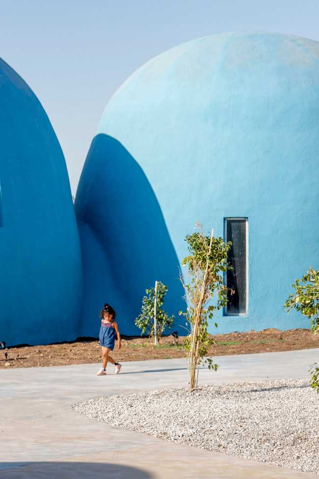 La Présence à Hormuz, l'île qui se gonfle de dômes aux couleurs de l'arc-en-ciel