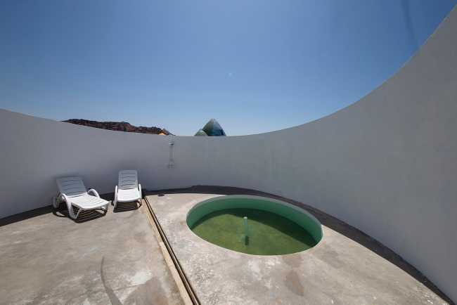 La Présence à Hormuz, l'île qui se gonfle de dômes aux couleurs de l'arc-en-ciel