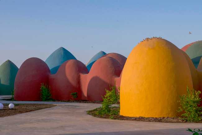 La Présence à Hormuz, l'île qui se gonfle de dômes aux couleurs de l'arc-en-ciel