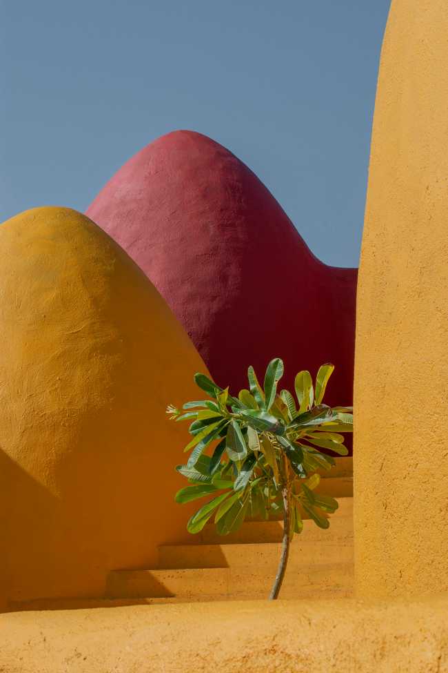 La Présence à Hormuz, l'île qui se gonfle de dômes aux couleurs de l'arc-en-ciel