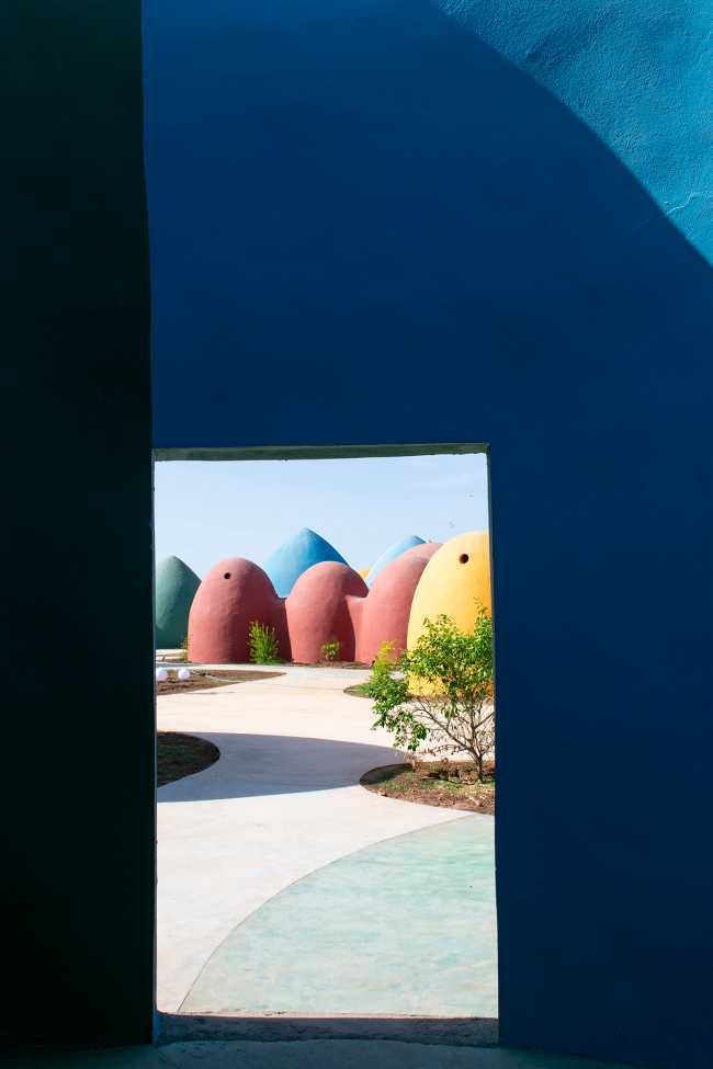 La Présence à Hormuz, l'île qui se gonfle de dômes aux couleurs de l'arc-en-ciel