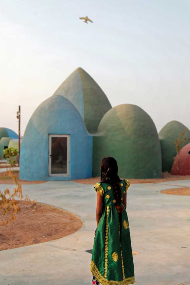 La Présence à Hormuz, l'île qui se gonfle de dômes aux couleurs de l'arc-en-ciel