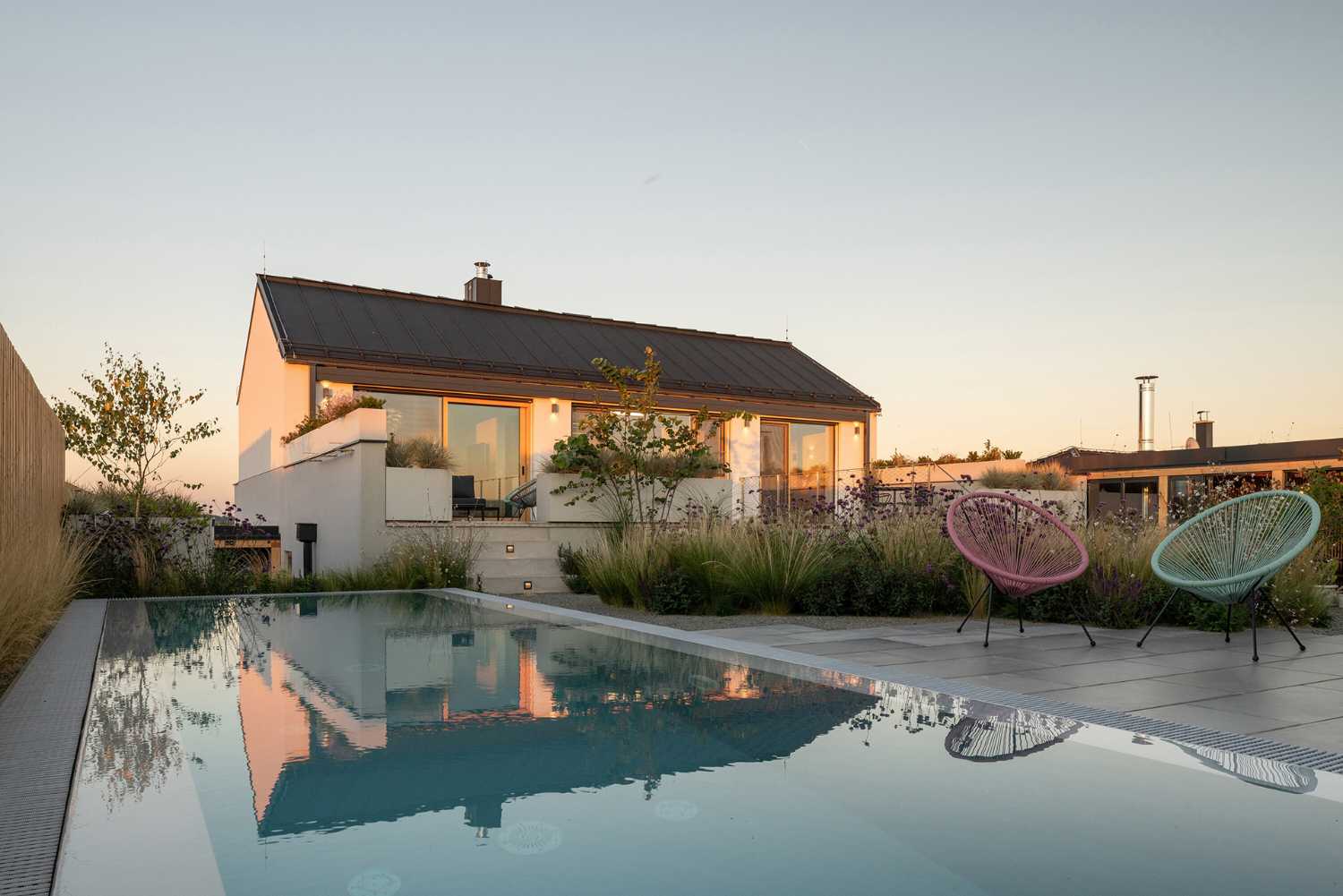 Une maison familiale avec un jardin, l'espace extérieur comme une continuation de la maison