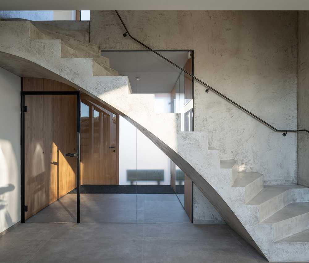 Une maison familiale avec un jardin, l'espace extérieur comme une continuation de la maison