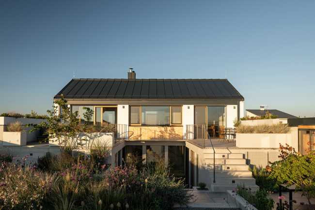 Casa familiar con jardín, el espacio exterior como extensión de la casa