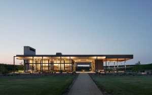 Sala degustazione vini e wine garden Alton Wines: design sensibile al paesaggio naturale nella campagna di Washington