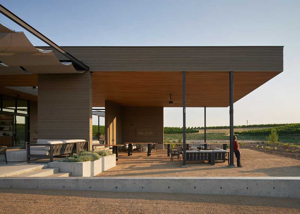 Sala degustazione vini e wine garden Alton Wines: design sensibile al paesaggio naturale nella campagna di Washington