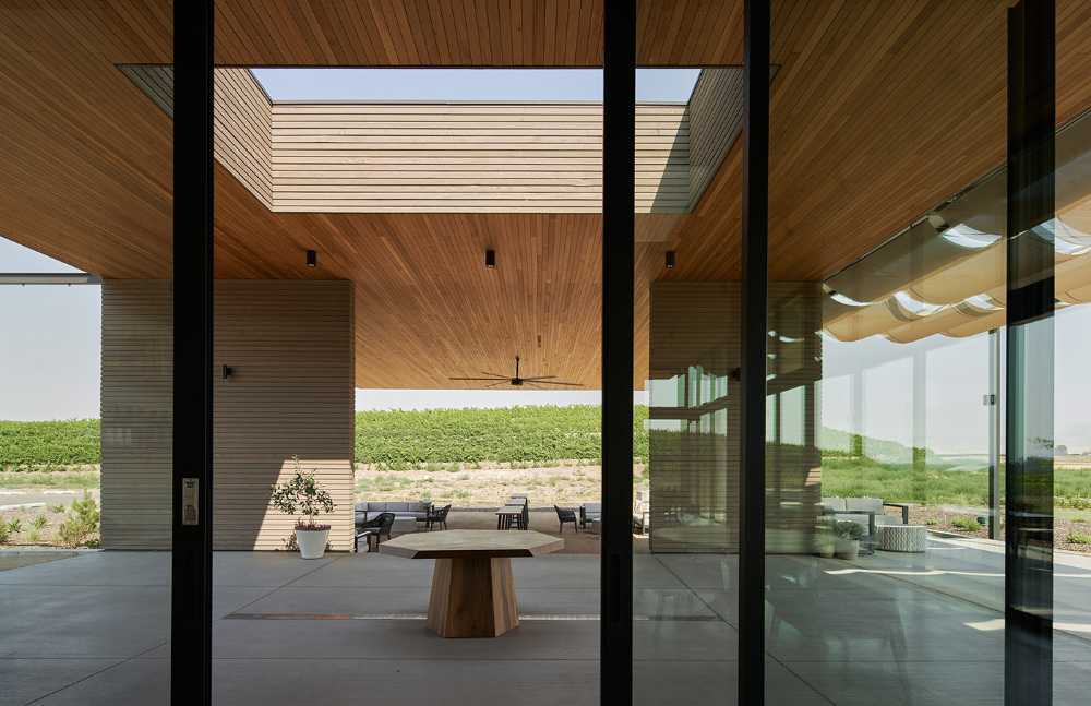 Sala degustazione vini e wine garden Alton Wines: design sensibile al paesaggio naturale nella campagna di Washington