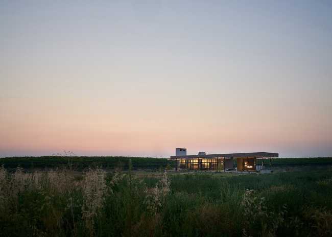 Wine tasting lounge and wine garden Alton Wines: a design that is sensitive to the natural landscape in Washington's countryside