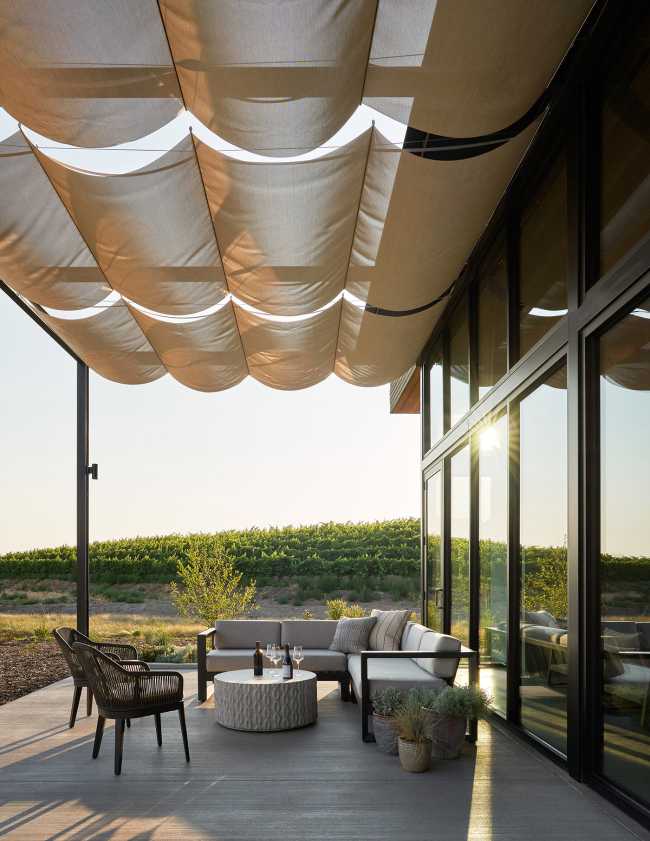Wine tasting lounge and wine garden Alton Wines: a design that is sensitive to the natural landscape in Washington's countryside