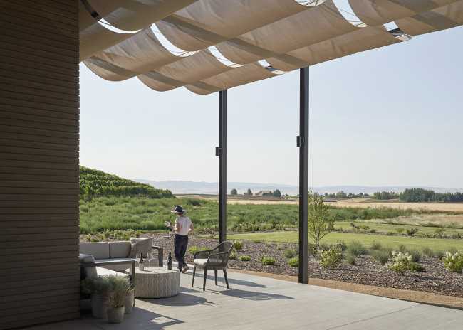 Wine tasting lounge and wine garden Alton Wines: a design that is sensitive to the natural landscape in Washington's countryside