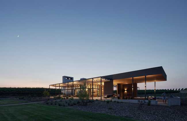 Wine tasting lounge and wine garden Alton Wines: a design that is sensitive to the natural landscape in Washington's countryside