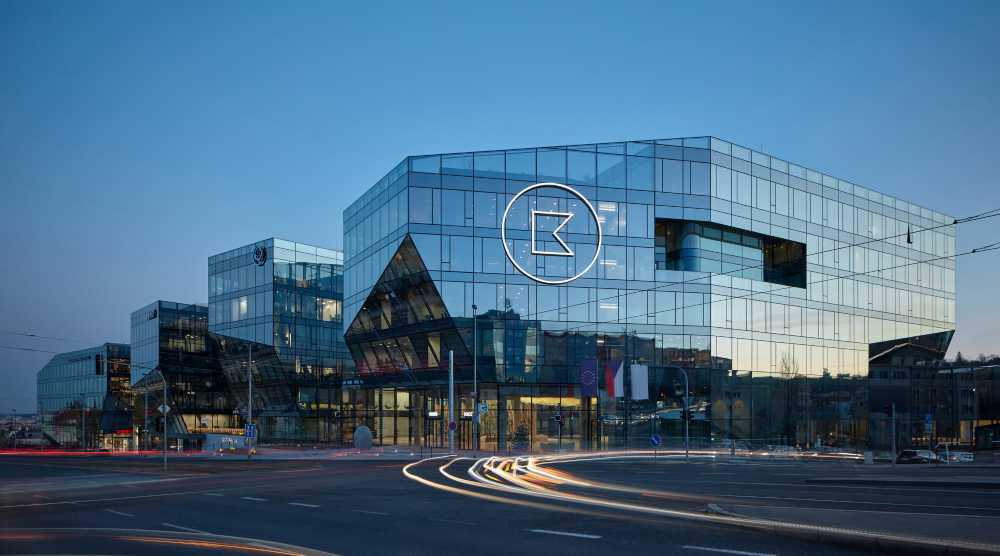 Can four crystalline volumes compete with the livability and urban space quality of a historic center?