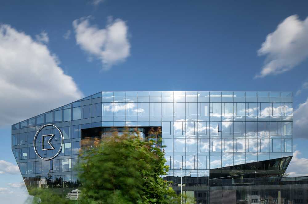 Can four crystalline volumes compete with the livability and urban space quality of a historic center?