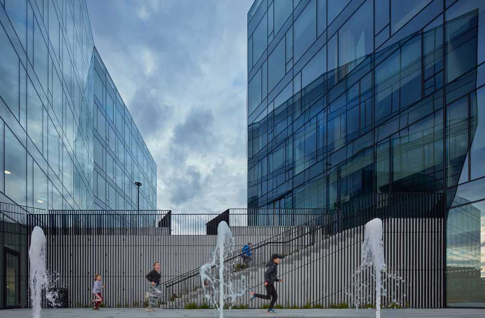 Can four crystalline volumes compete with the livability and urban space quality of a historic center?