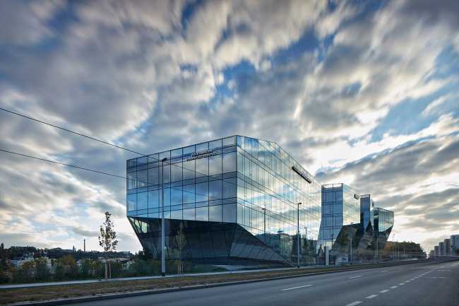 Can four crystalline volumes compete with the livability and urban space quality of a historic center?