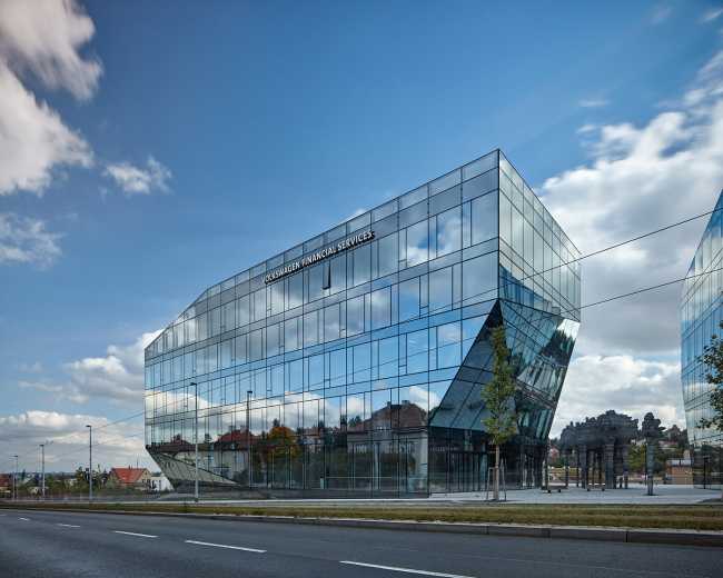 Can four crystalline volumes compete with the livability and urban space quality of a historic center?