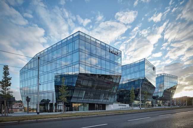 Can four crystalline volumes compete with the livability and urban space quality of a historic center?
