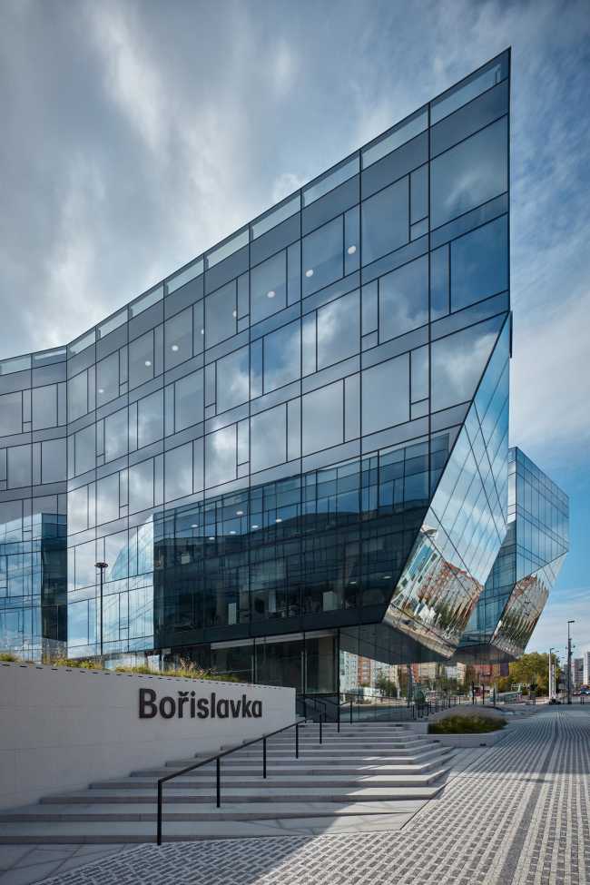 Can four crystalline volumes compete with the livability and urban space quality of a historic center?