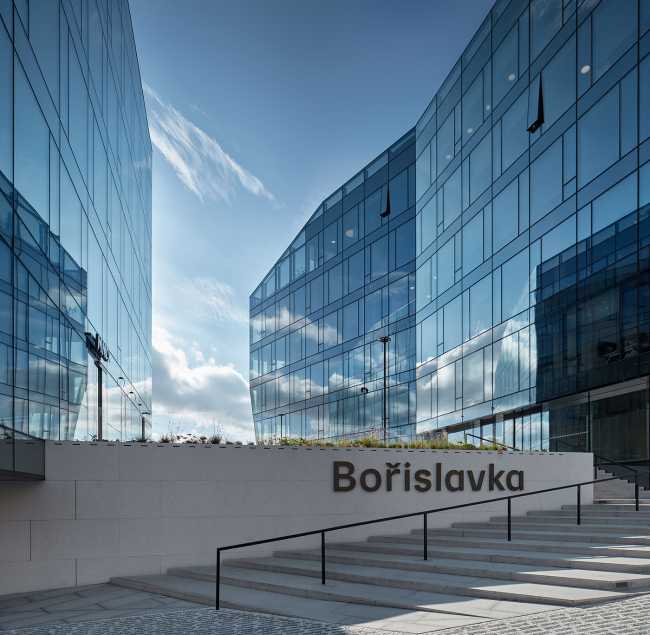 Can four crystalline volumes compete with the livability and urban space quality of a historic center?