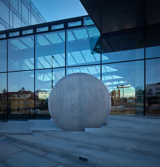 Can four crystalline volumes compete with the livability and urban space quality of a historic center?