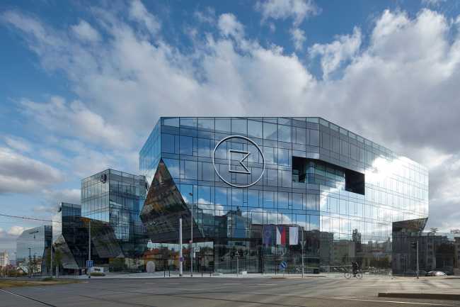 Can four crystalline volumes compete with the livability and urban space quality of a historic center?