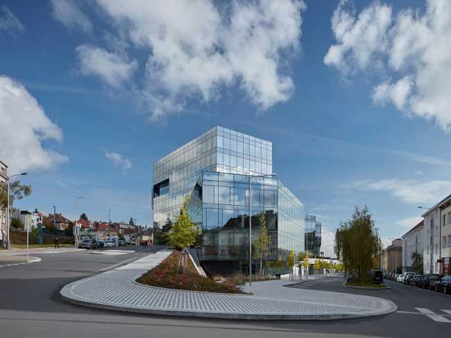 Can four crystalline volumes compete with the livability and urban space quality of a historic center?