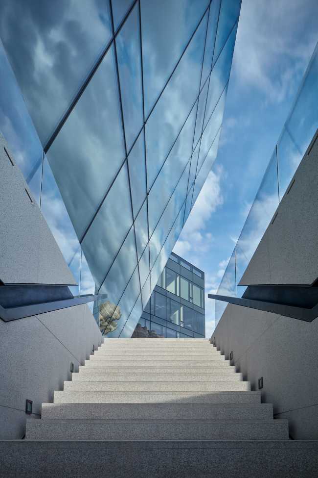 Can four crystalline volumes compete with the livability and urban space quality of a historic center?